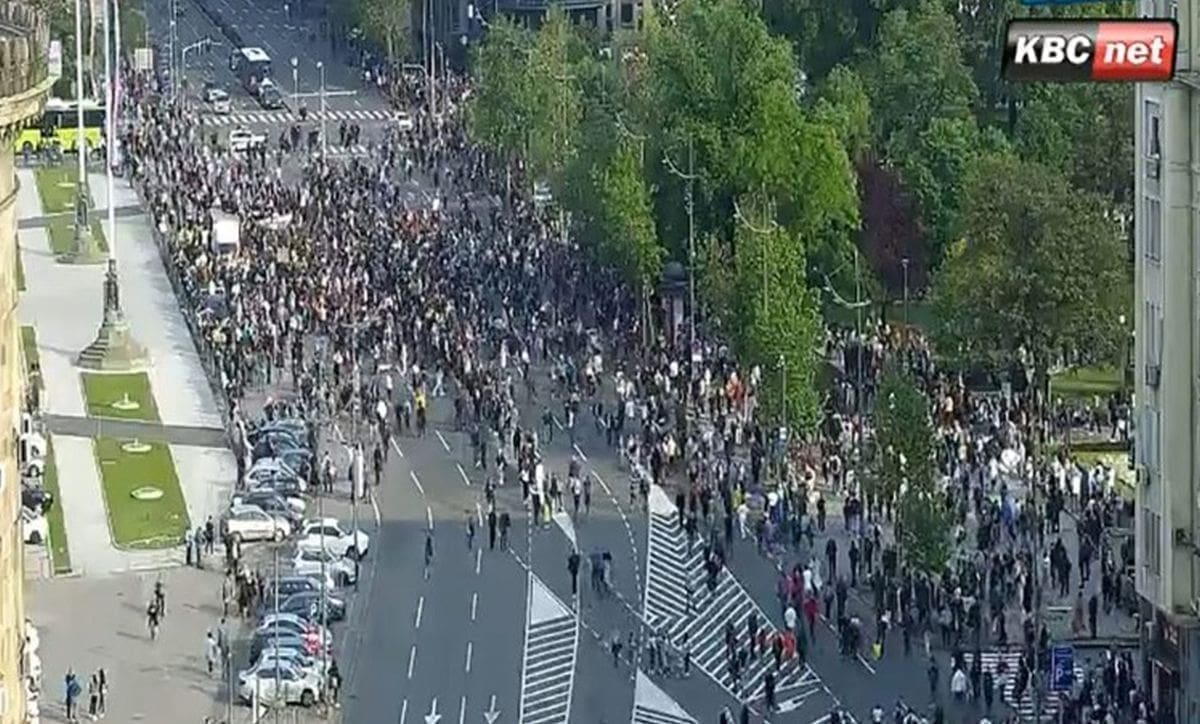 MASOVNI PROSVJED U SRBIJI Sve više građana okupljeno ispred Skupštine, blokirali su promet