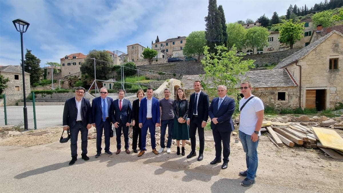 Župan Boban i ministar Erlić u Postirama: "Brač je itekako vrijedan pozornosti i ulaganja"