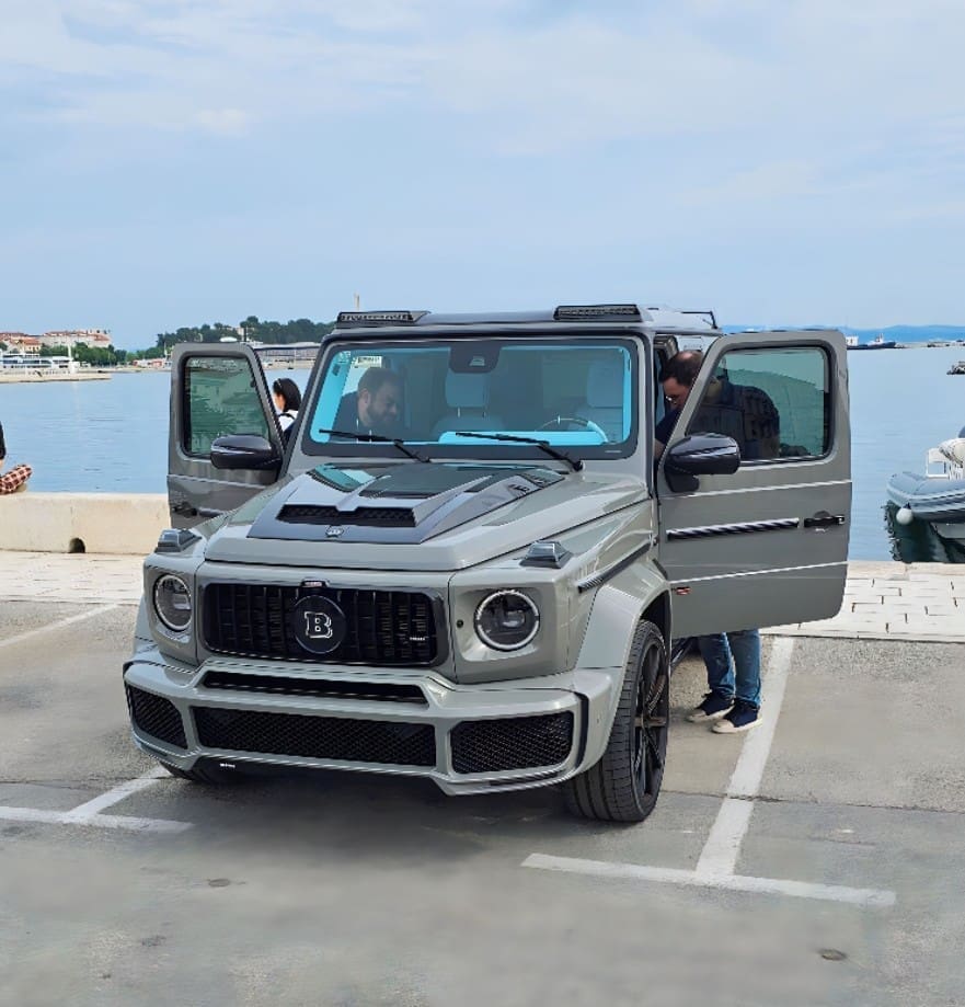 Ovaj "tenk" je plijenio je pažnju Splićana i turista na Rivi. Cijena mu je prava "sitnica"