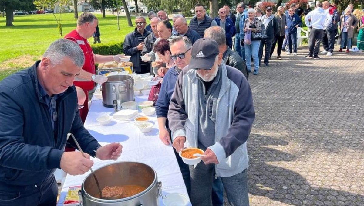 BULJ DIJELIO GRAH U SINJU Stigli brojni građani, stvorili se veliki redovi: "Sritni i veseli mi bili!"