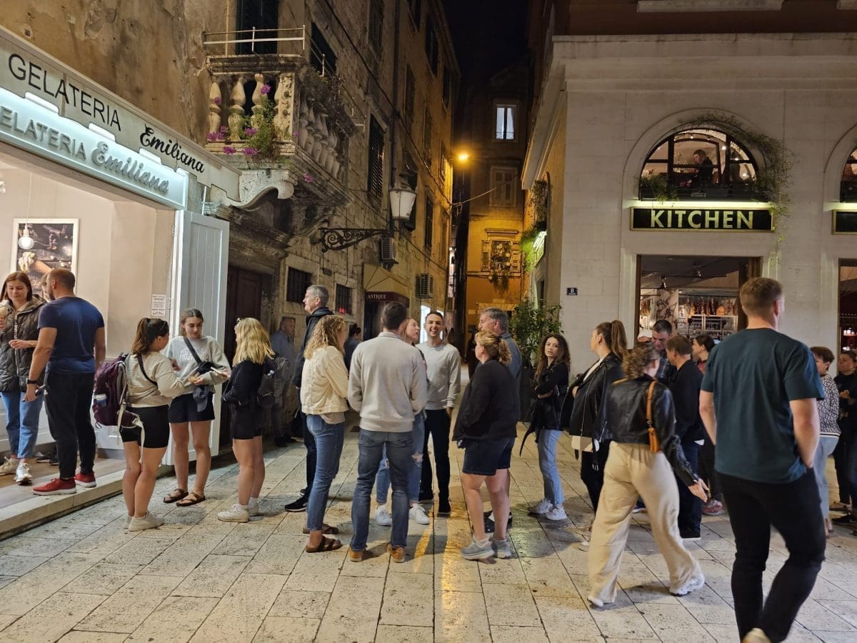 A TEK JE POČETAK SVIBNJA Split je pun turista. Jedna lokacija je hit u gradu