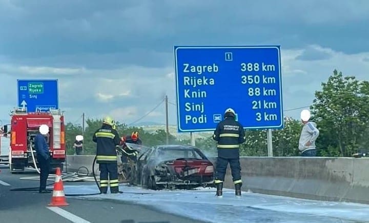 GORI NA BRZOJ CESTI SOLIN-KLIS Planuo požar na automobilu, više vatrogasnih društava na terenu