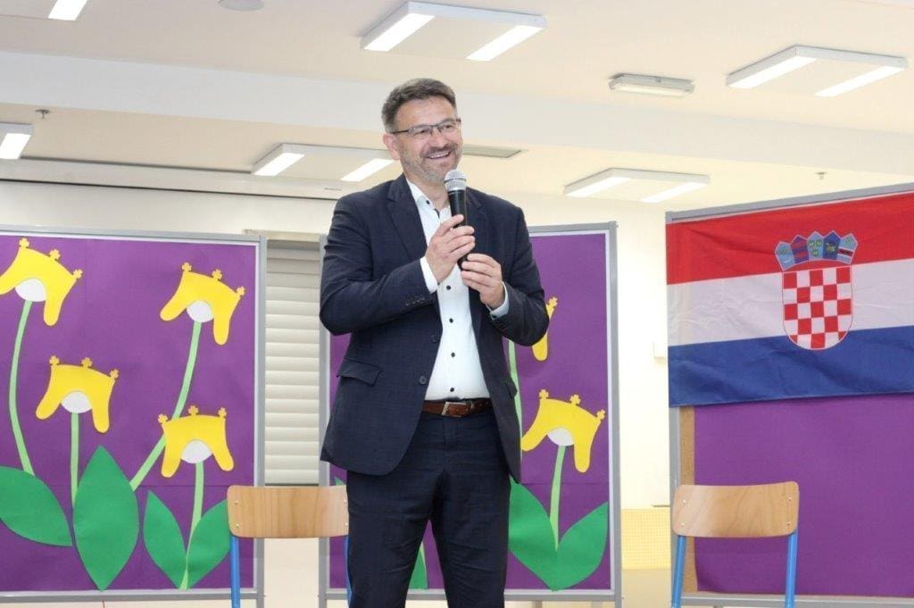 NINČEVIĆ POSJETIO SOLINSKU ŠKOLU Učenicima i djelatnicima čestitao rođendan: "Nek nam je sretan peti rođendan škole"