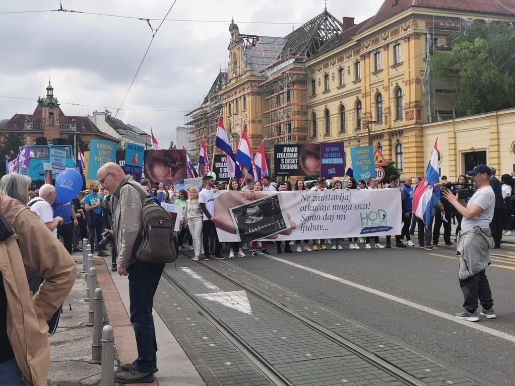 INCIDENT U ZAGREBU Žene s vješalicama blokirale Hod za život, odveli ih u marici