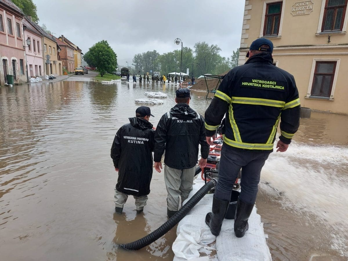 POPLAVE DILJEM HRVATSKE Vatrogasna dislokacija upućena u Karlovačku županiju