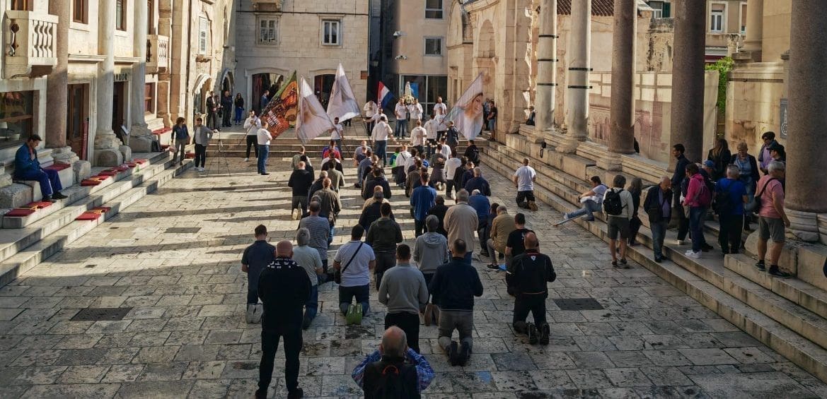 Austrijska teologinja o hrvatskim moliteljima koji kleče: "Nakane su bizarne, mole za autoritet koji nisu sami uspjeli stvorit svojim životom i djelom"