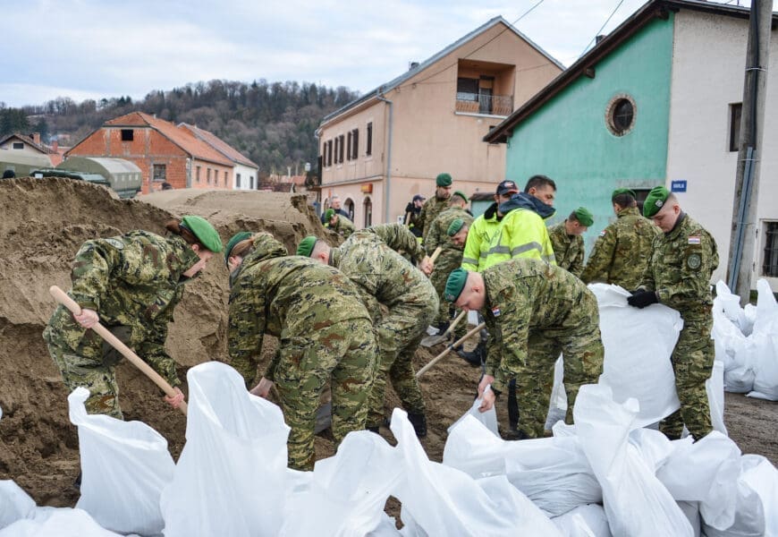 Povećane naknade vojnikinjama i vojnicima angažiranim na poplavama!