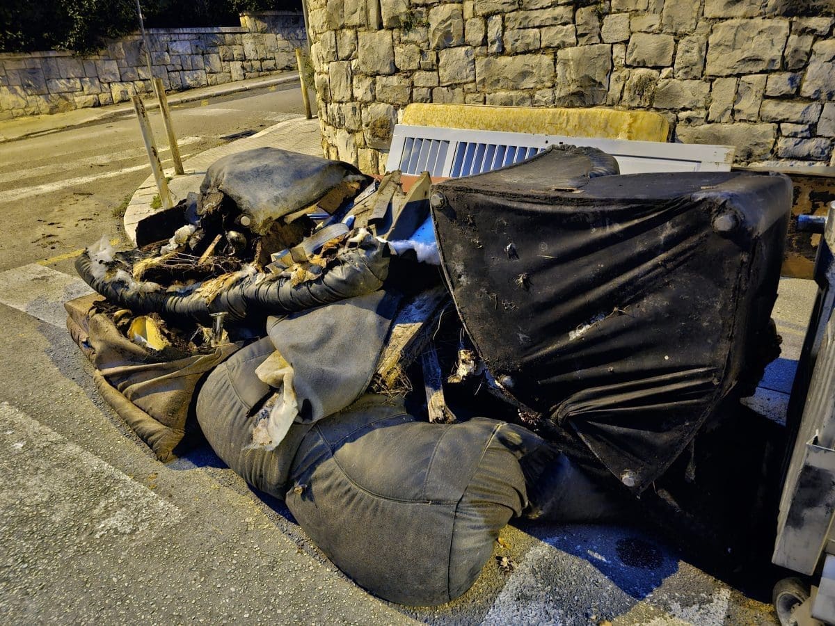 SRAMOTA U CENTRU SPLITA Netko se odlučio stari namještaj odložit, ni manje ni više, nego nasred nogostupa!