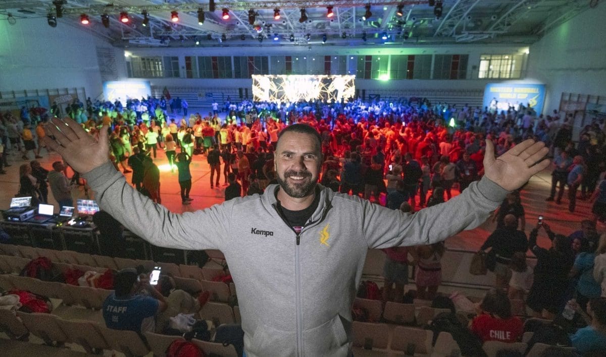 (FOTO) SPEKTAKULARNA ZAVRŠNICA Svjetski kup rukometnih veterana u Omišu okupio 2500 sudionika s četiri kontinenta!