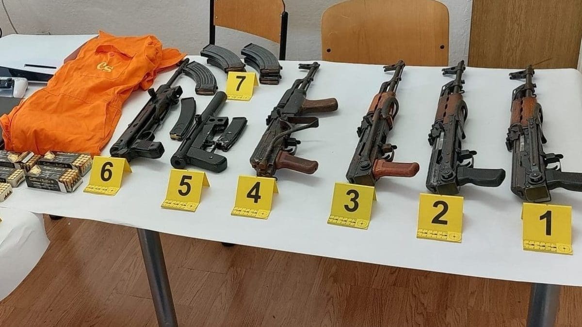 Hrvatica i Srbin ilegalno posjedovali oružje: Pretresom auta pronađeno 6 automatskih pušaka i 338 komada streljiva