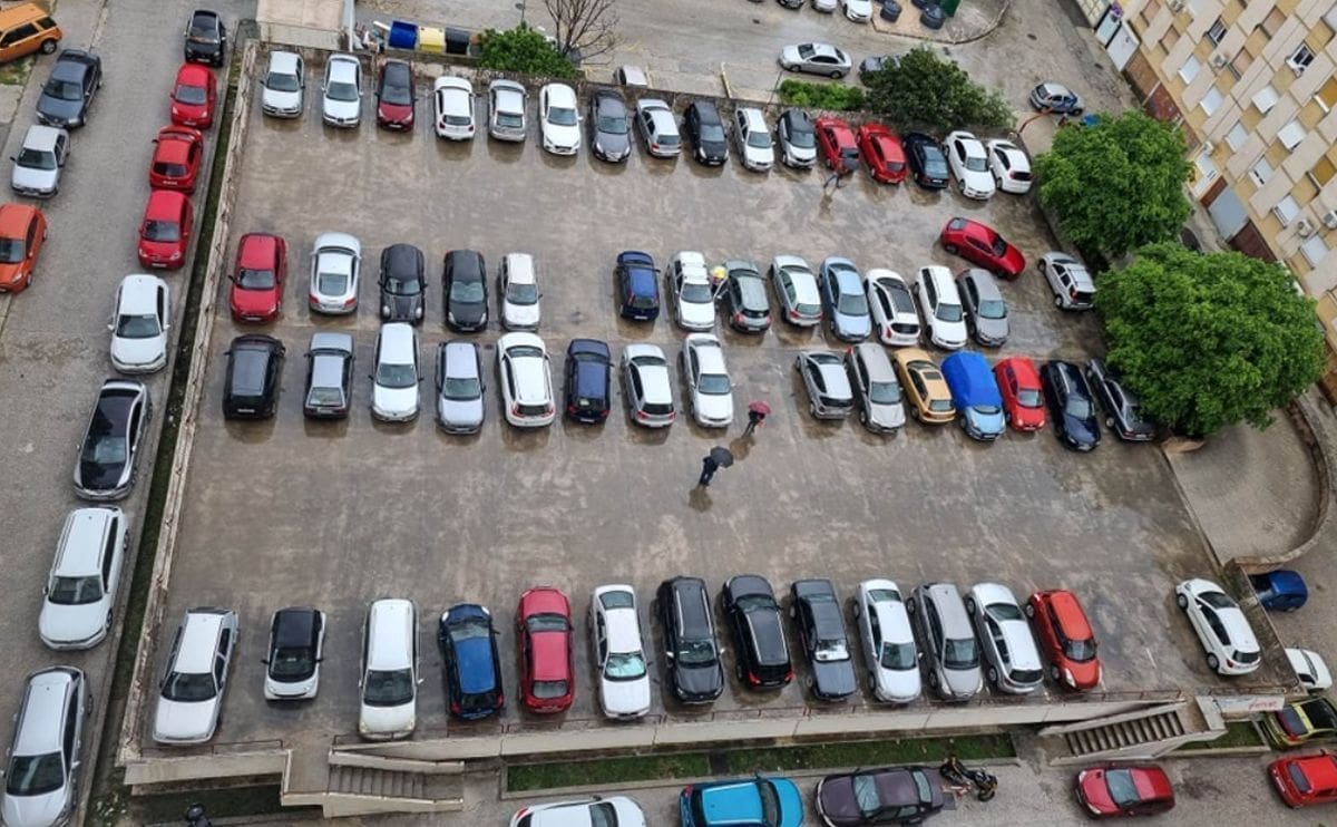 SPLITSKIM LUDOSTIMA NEMA KRAJA Provjerite, moguće da je i vaše auto 'trajno' blokirano?! 'Vozač-biser' prouzročio totalni kaos, pogledajte što se događa na poznatom splitskom parkingu...