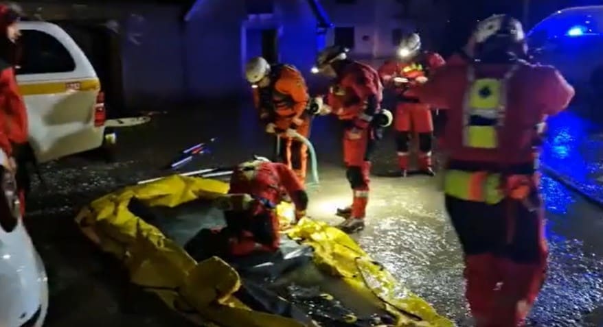 POTOP U DALMACIJI I LICI Stigli splitski HGSS-ovci u pomoć, prevoze ljude u košari bagera i čamcima. Prometnice zatvorene