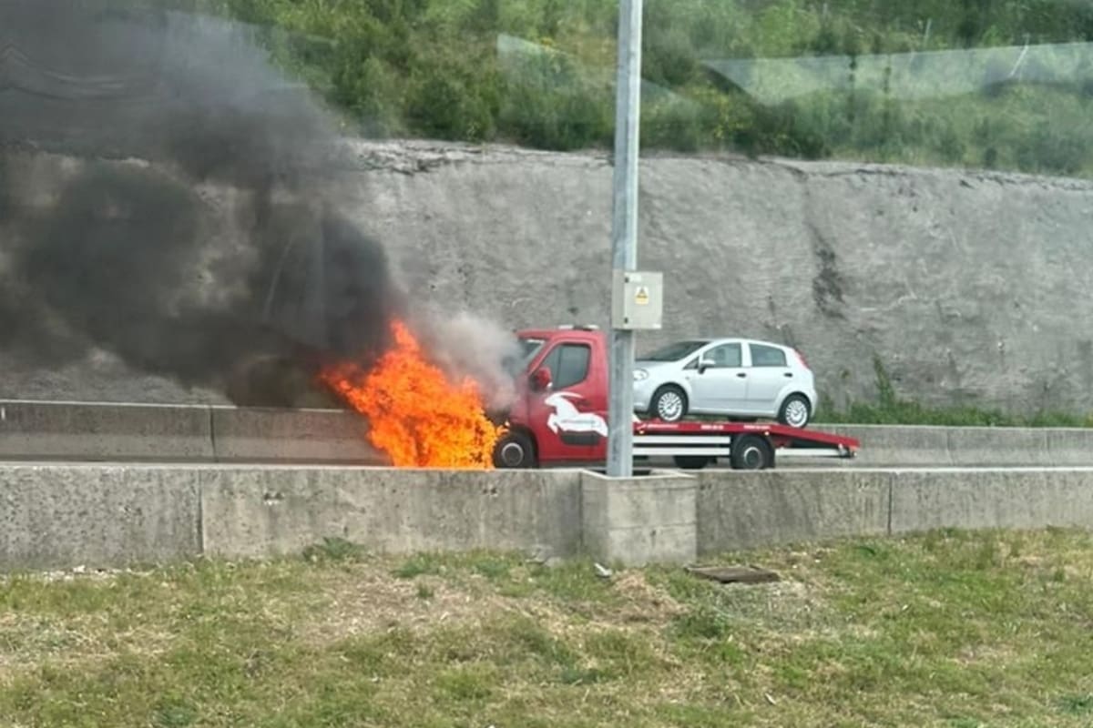 PLAMENA BUKTINJA NA BRZOJ CESTI SOLIN -KLIS Vatra progutala vozilo vučne službe