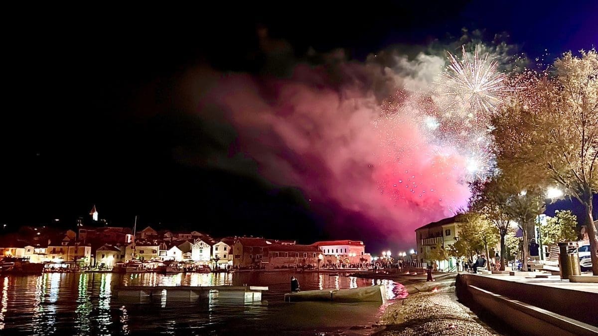 IMPRESIVNI I DIRLJIVI PRIZORI U DALMACIJI Primošten proslavio 188 godina vjernosti Gospi od Loreta