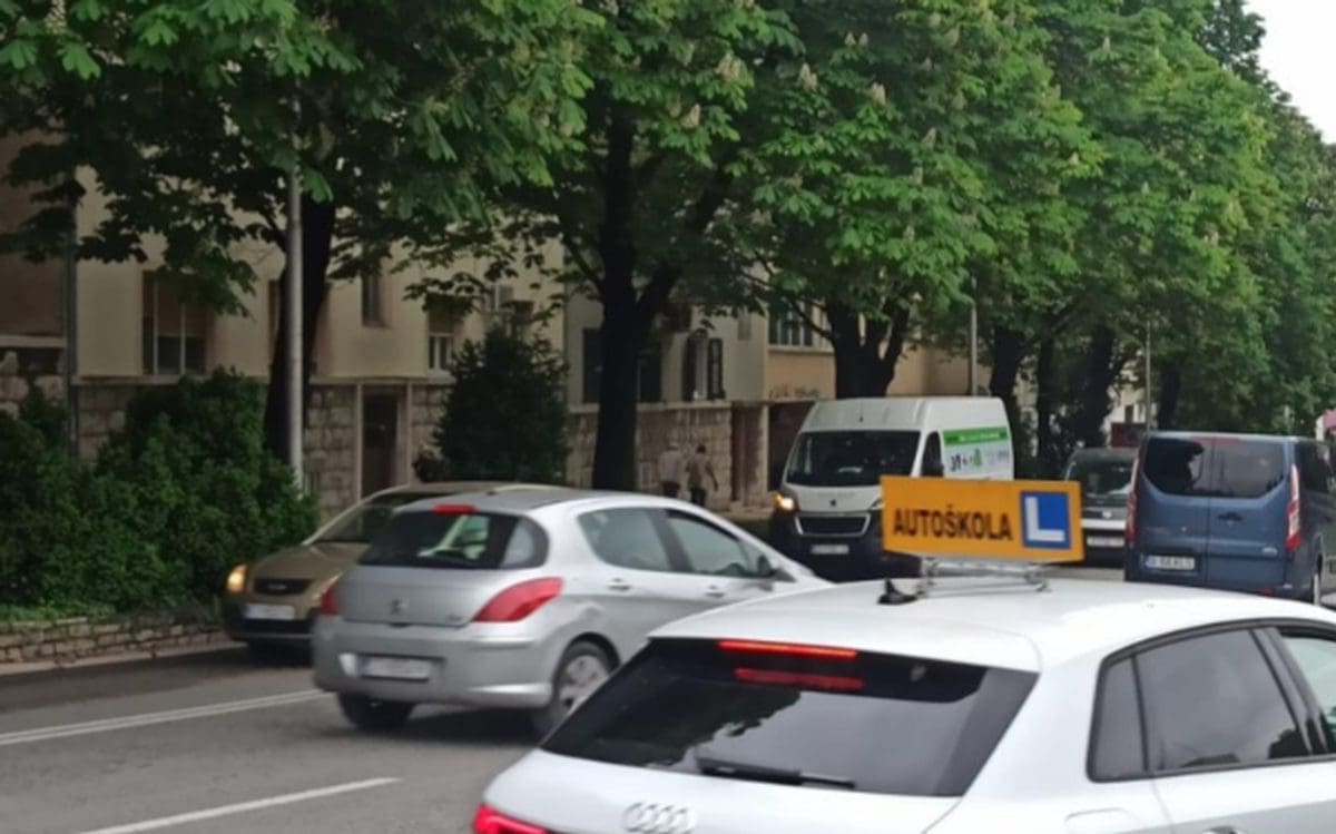 SAMO U SPLITU Niti sto metara od sjedišta policije, natjerao vozače da prolaze preko dvije pune trake, zamalo došlo do nesreće!