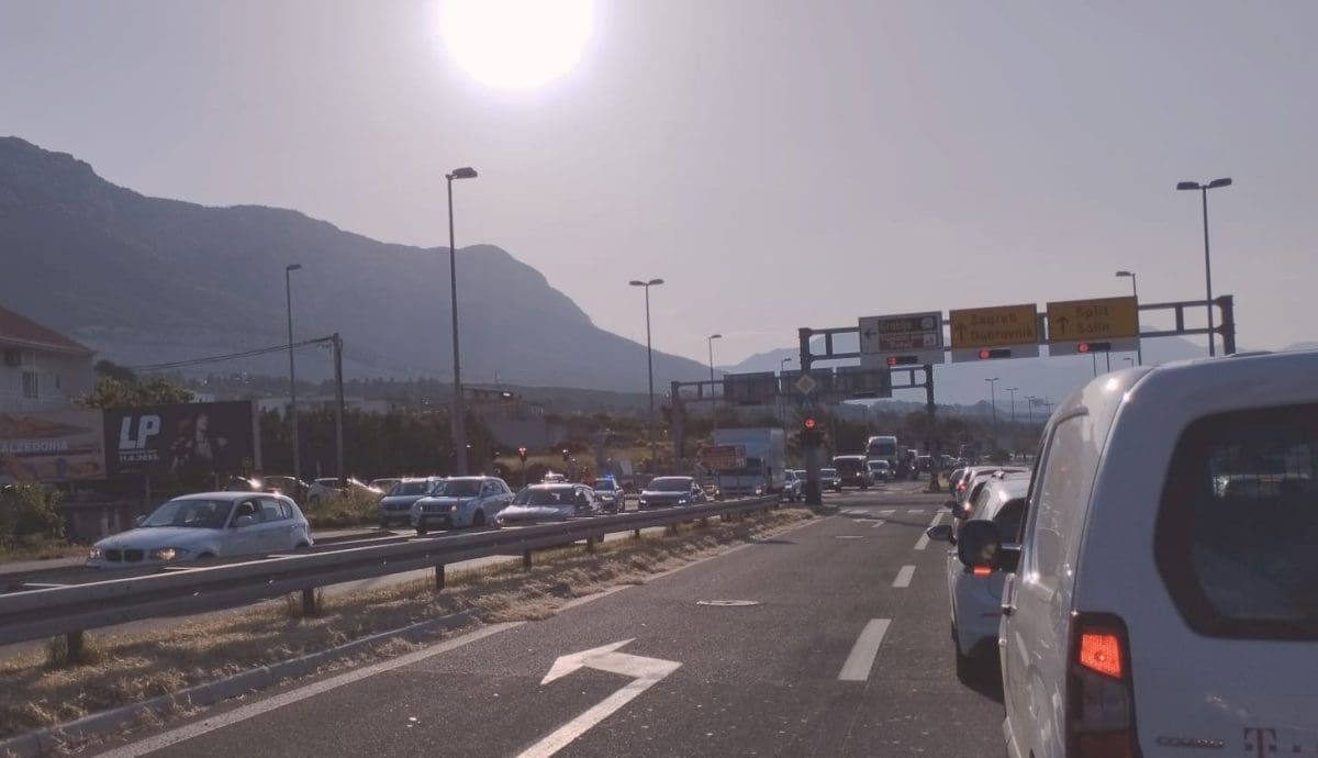 VELIKE GUŽVE! SUDAR AUTA I MOTOCIKLA U KAŠTELIMA Vozač motocikla hitno prevezen u bolnicu