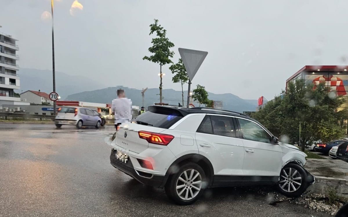 ZANILO GA NIZ SIROBUJU, 'ODVALIO' KOMAD ZIDA Jesu li brzina i skliska cesta izazvale prometnu nesreću?