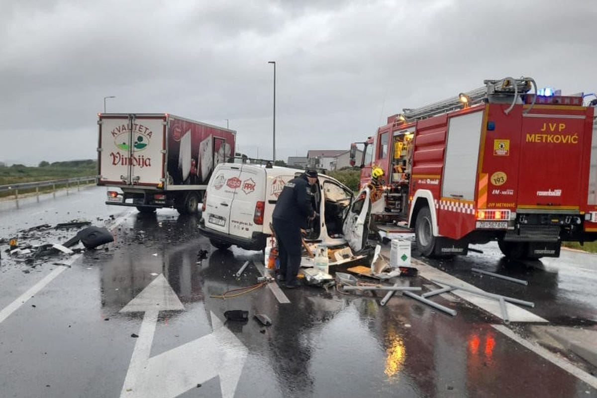 SUDAR DVAJU TERETNIH VOZILA Dvije osobe prevezene bolnicu: Jedna je teže ozlijeđena