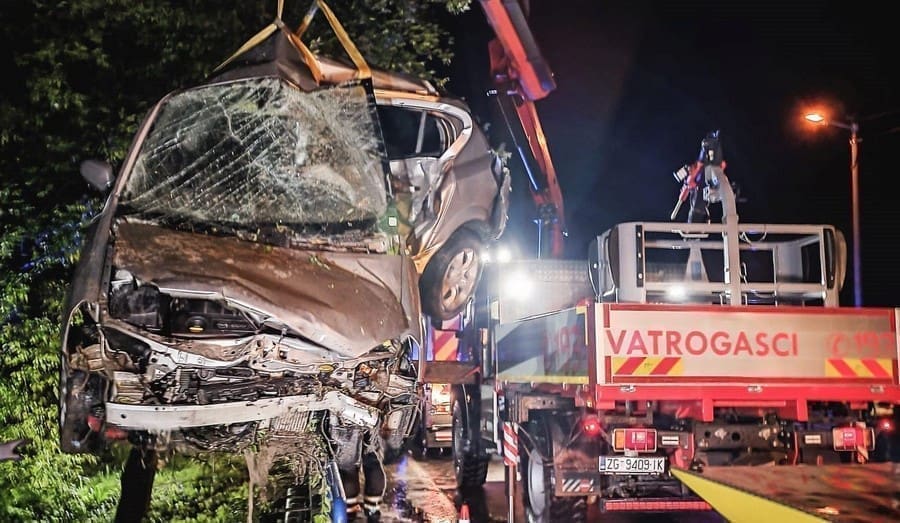 PRIZORI SU STRAŠNI Teška prometna nesreća, poginuo mladić