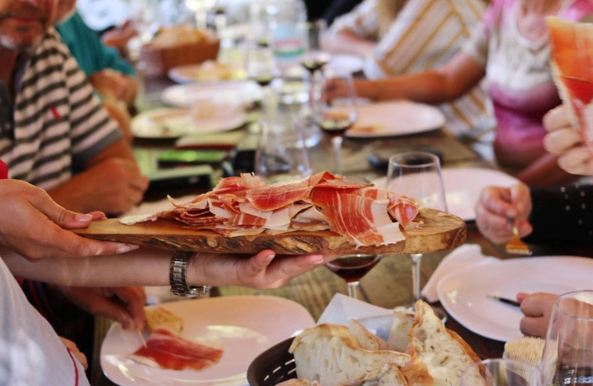 SLAVIMO OKUS TRADICIJE "Dani Dalmatinskog pršuta i vina" u gradu-najvećem poizvođaču pršuta u Lijepoj našoj