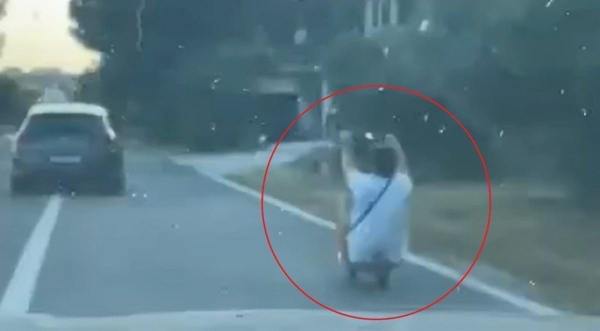 OVO MORATE VIDJETI Vožnjom šokirao ostale vozače: "Za podleći pod auto, dušu dalo"