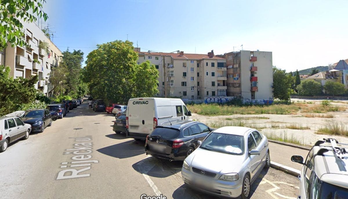 SVE ZBOG SMALL MALLA? Stanare u Splitu dočekala poruka nepoznatog autora: "Molimo vas da pomaknete svoje automobile"