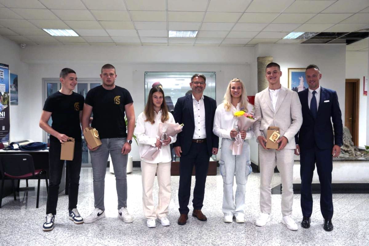 SOLIN IZDVAJA GOTOVO MILIJUN EURA ZA SPORT Gradonačelnik ugostio uspješne solinske sportaše: "Odlučio sam, prilikom svakog prijema, nagraditi njihov rad"