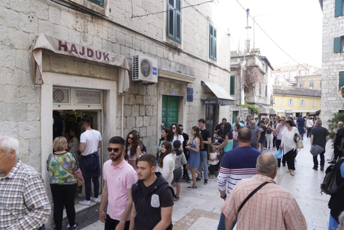 Može li se u poznatu splitsku pizzeriju autom? Izgleda da može. Pogledajte što je napravio Zagrepčanin u centru Splita