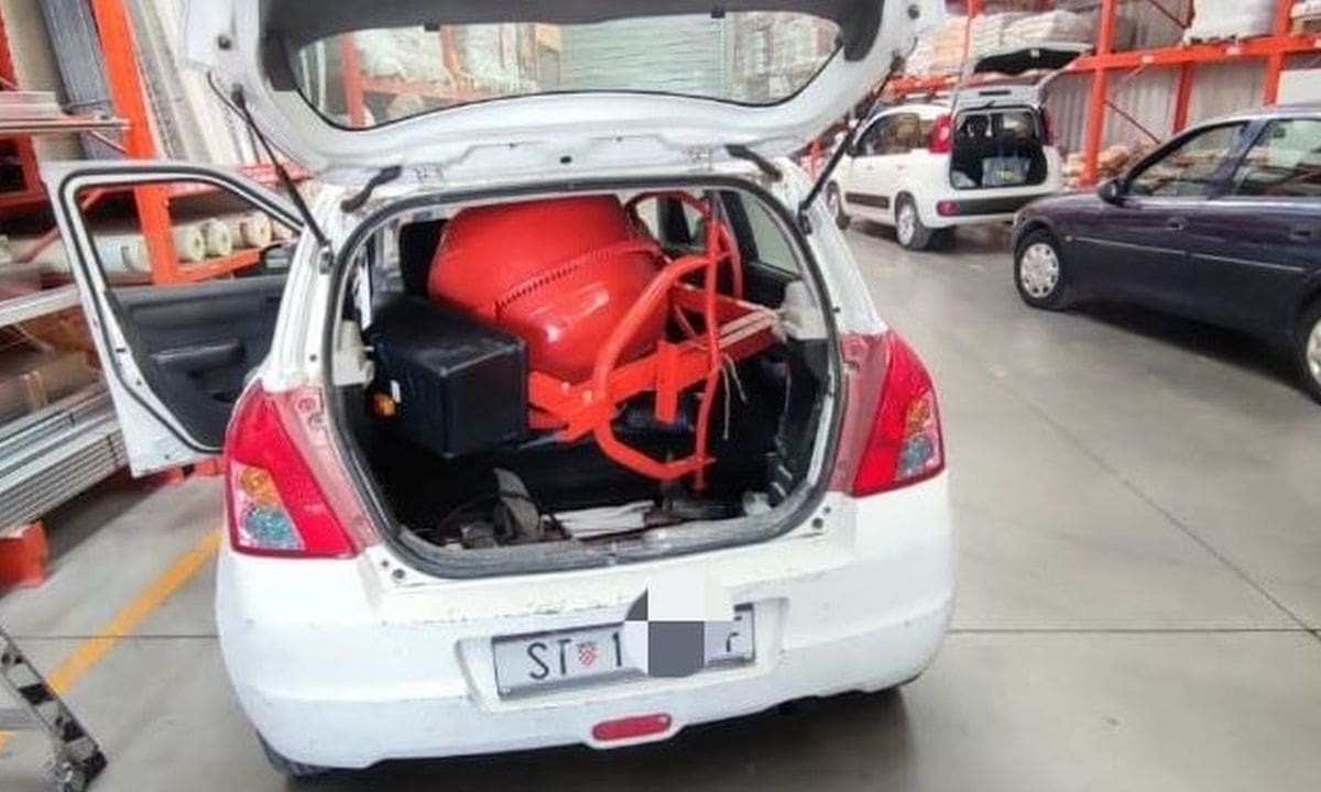 ZANIMLJIV POTHVAT Splićanin je nagurao cijelu mješalicu u svoj automobil