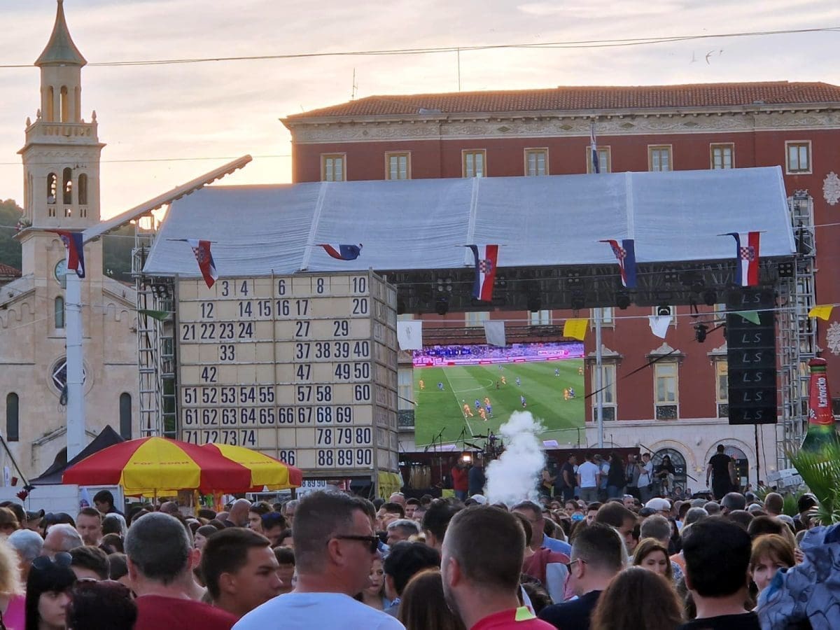 INTERESANTAN PRIZOR Za vrijeme tombole započela utakmica Hajduka na velikom platnu: "Ajmo Bili ale"