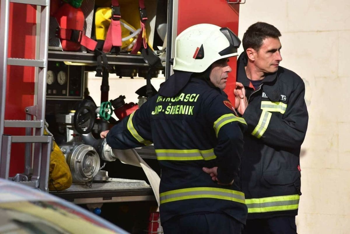 Planulo u popularnom kafiću na rivi u Dalmaciji, srećom unutra nije bilo ljudi