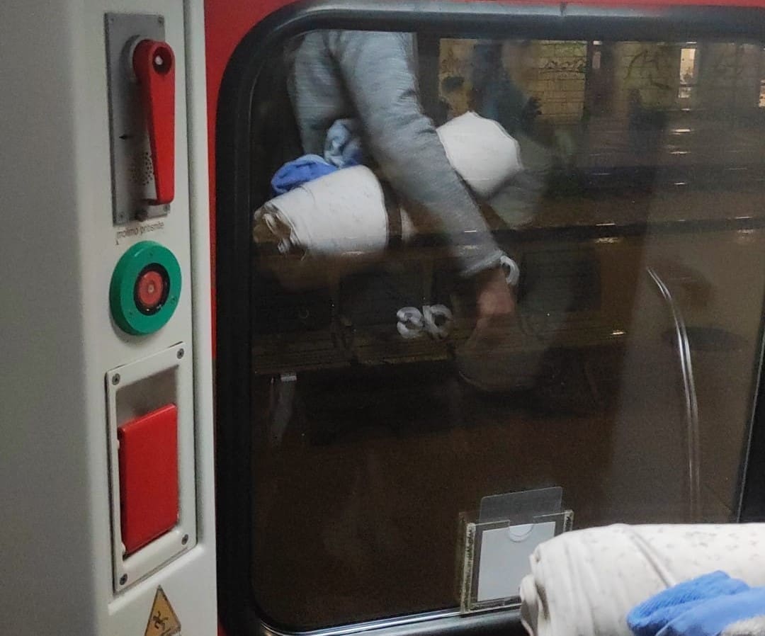 VLAK U KVARU Putnici iz Zagreba za Split ostali zatočeni u vlaku, izvlačili ih vatrogasci: "Nastala je panika"