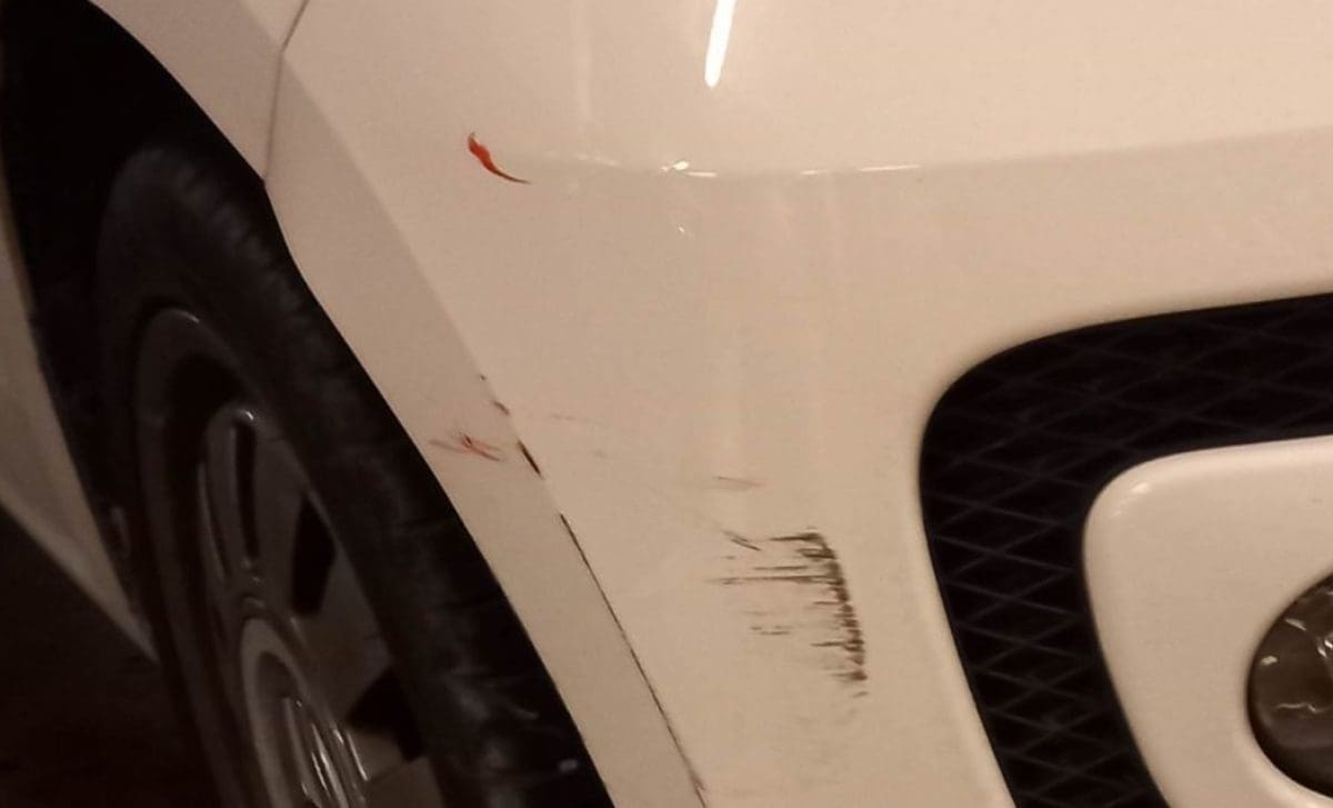 POMOZITE VLASNIKU OVOG VOZILA! Plavokosa starija vozačica udarila je auto na Poljudu i pobjegla: "Ovo je strašno koliko je ljudskog bezobrazluka"