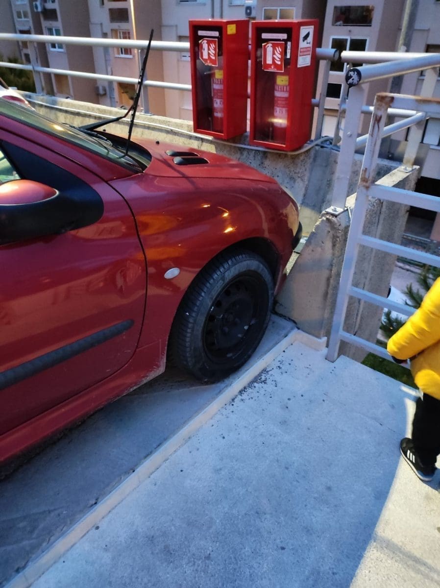 vrazova blokiran prolaz 1 