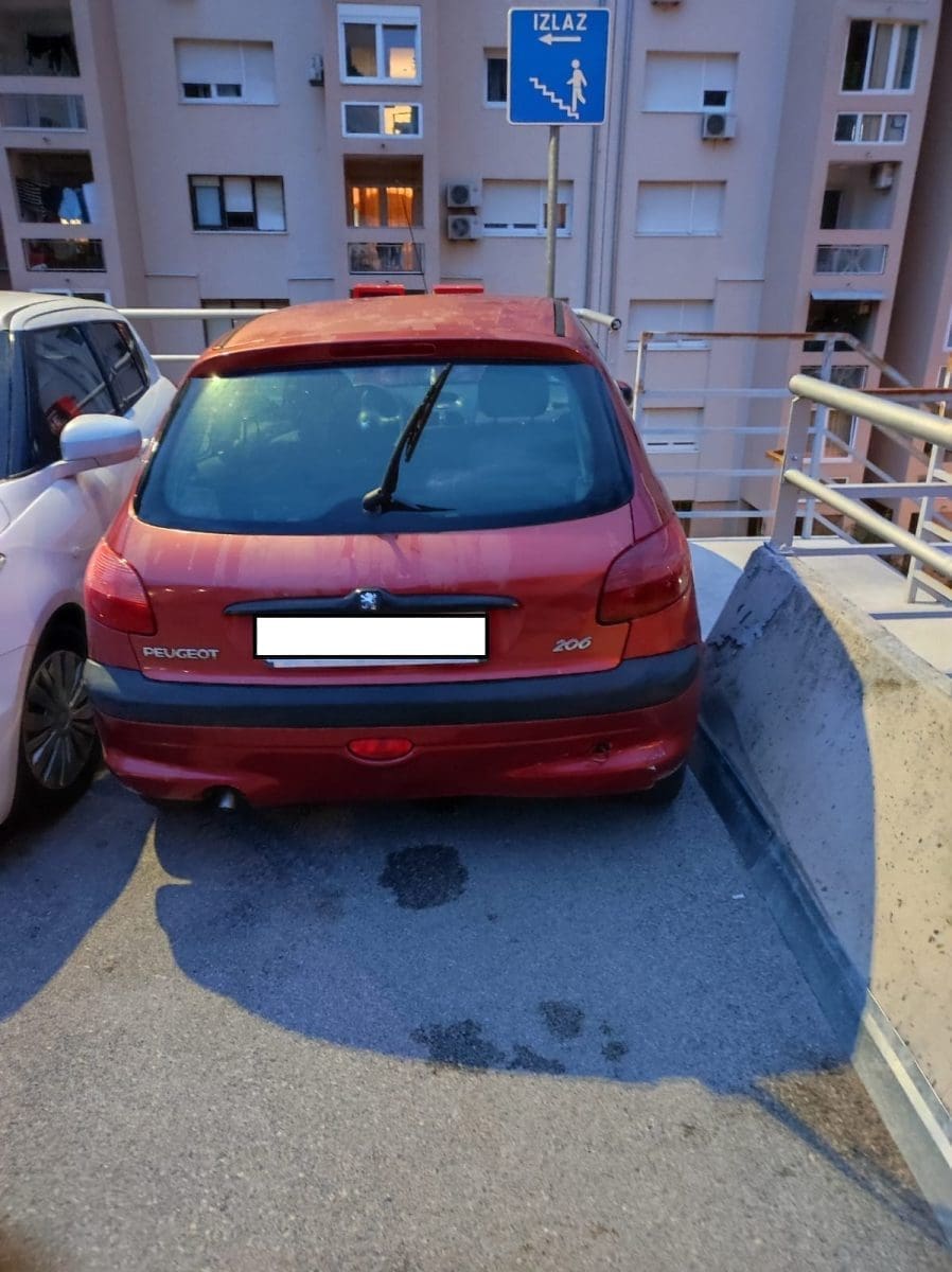 vrazova blokiran prolaz 2 