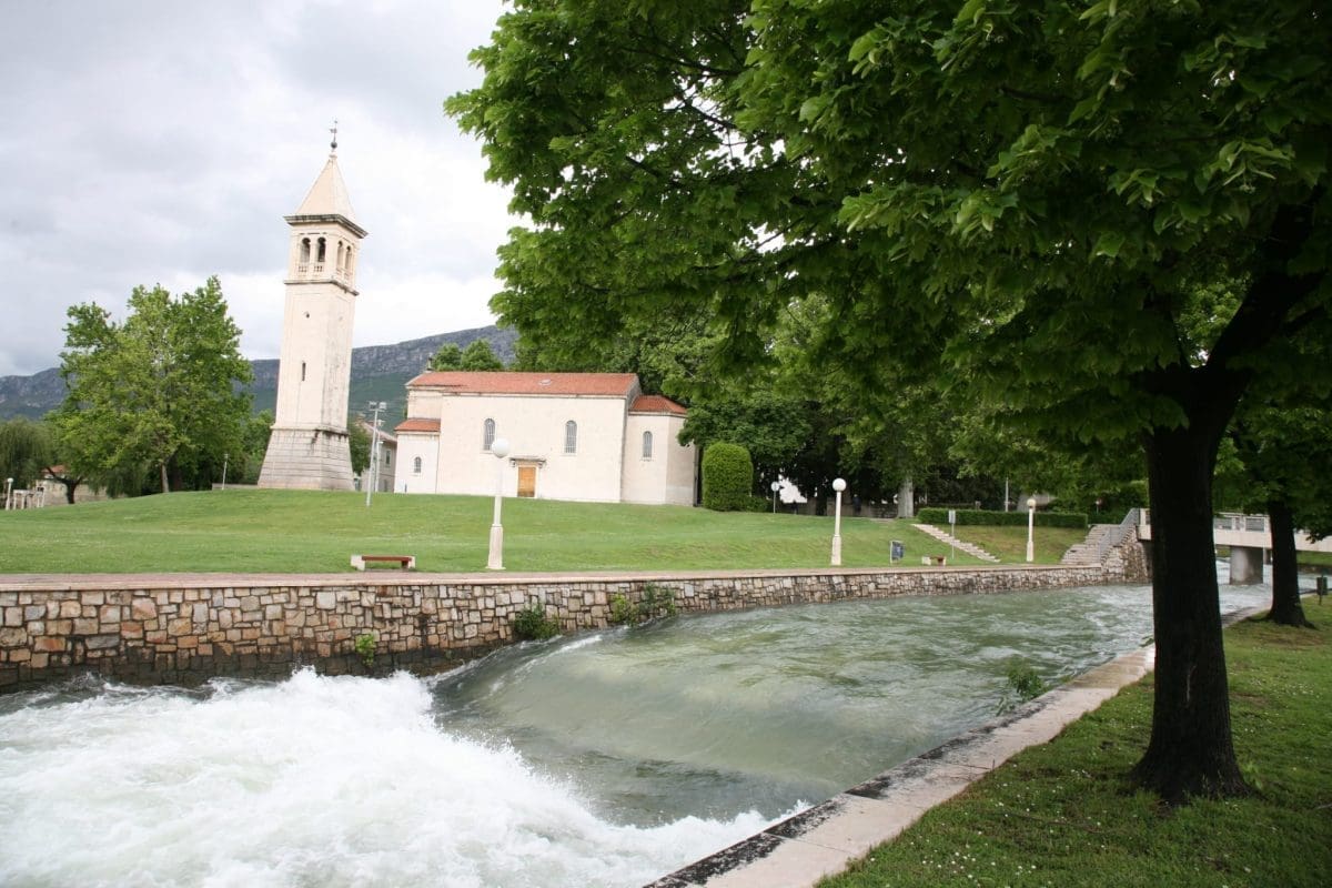 TRK PO ZALIHE Splićani pokupovali boce vode s polica trgovina: "A šta ćete, prvo je pukla cijev..."