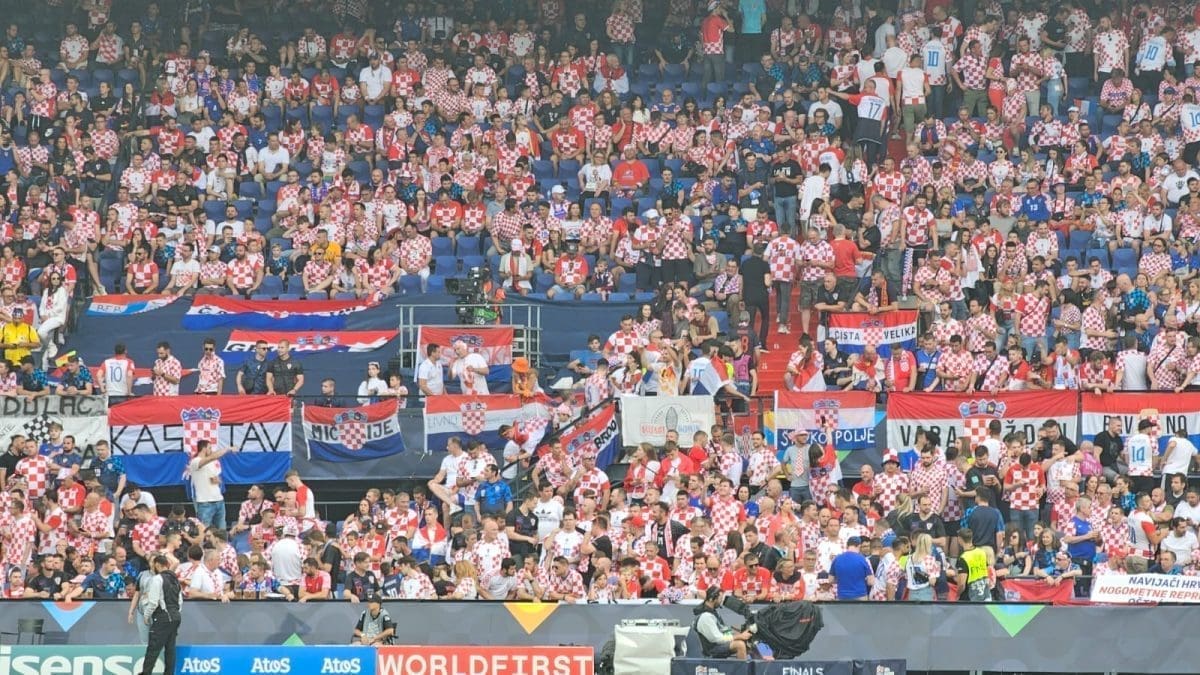 PRIZORI KOJI IZAZIVAJU TRNCE Cijeli stadion se ori od pjesama, 30.000 Hrvata pjeva kao jedno. Donosimo nevjerojatnu atmosferu