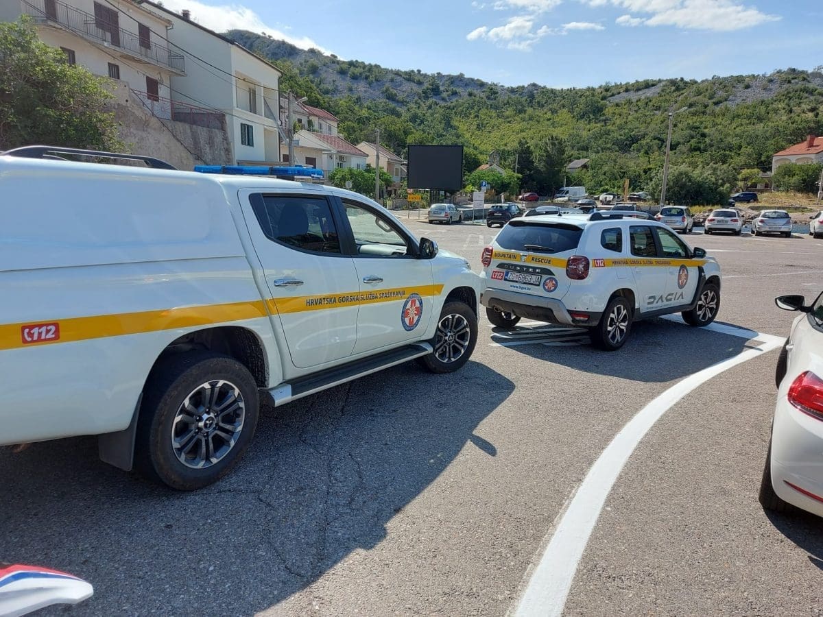 POTRAGA ZA NESTALIM PUTNICIMA U PAGU Zbog jakih udara bure čamac se razbio u hridi