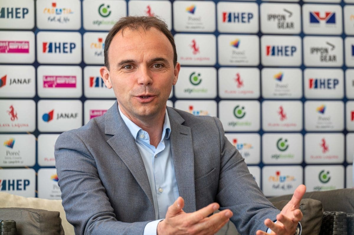 BKJ 6546 Loris Pers  uric  