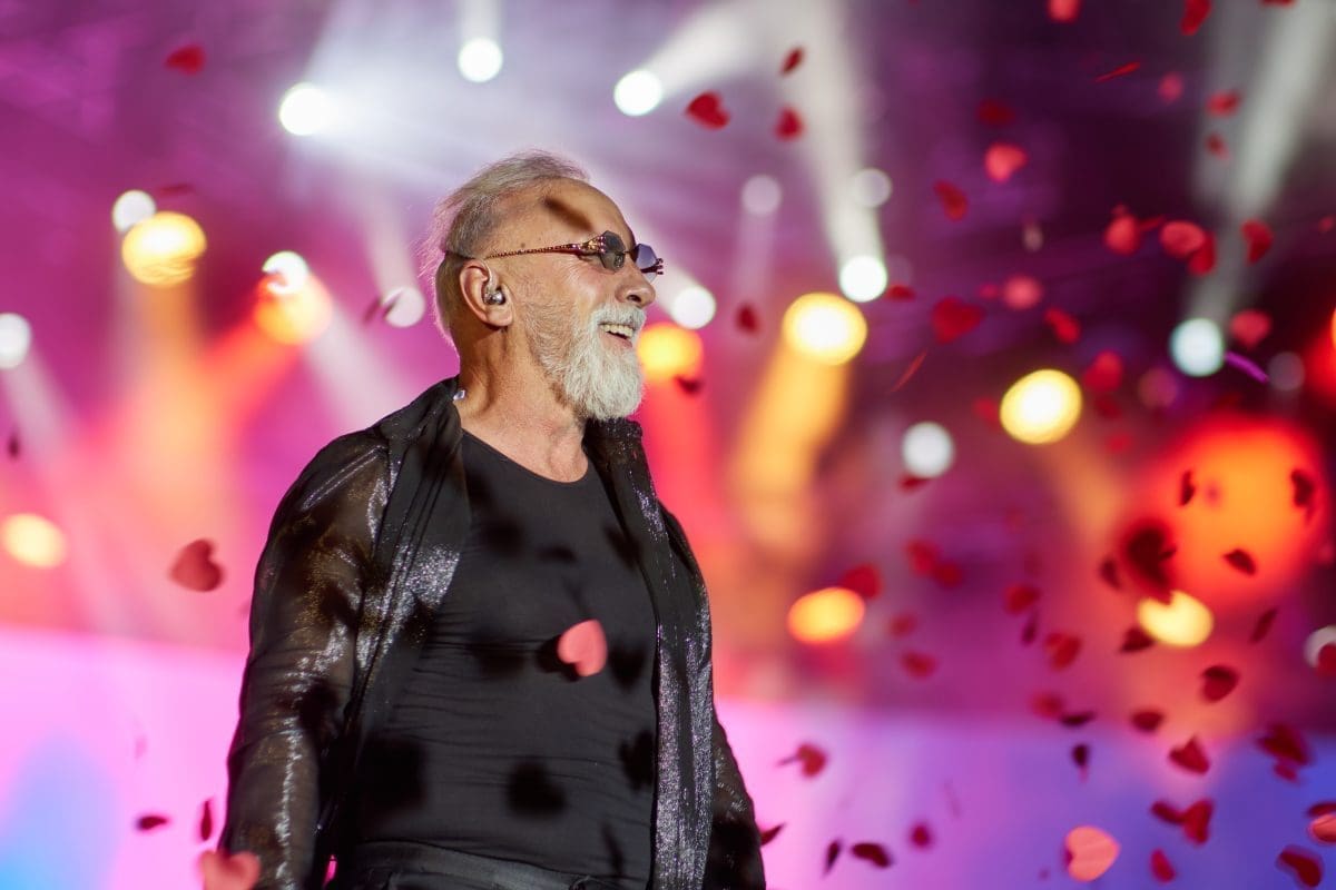 (VIDEO) NOVI HITOVI Uoči čak 12 rasprodanih Arena, Dino Merlin publici se odužio s dvije nove pjesme