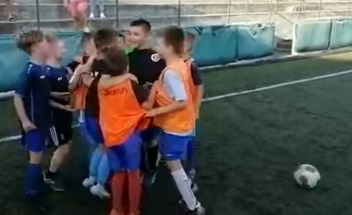 PRIZORI KOJI DIRAJU DO SUZA More emocija se prolilo na travnjaku NK Adriatic: Mališani se opraštaju od prijatelja Ukrajinca