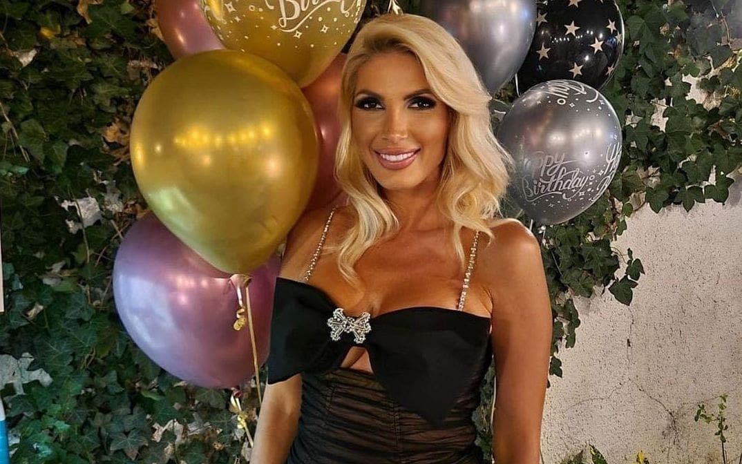 RIJETKI BI IMALI HRABROSTI Zgodna Jolina supruga izgleda bolje nego ikad: Vješto pozirala pred aparatom