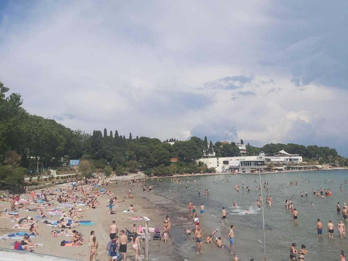 MA 'KO TO MOŽE PLATIT Najpoznatija splitska plaža i danas je puna, kao usred ljeta