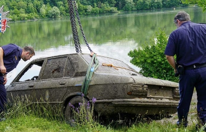 Automobil nakon 35 godina provedenih na dnu rijeke ide na aukciju