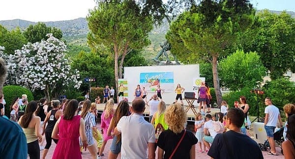 Dugoratsko ljeto: Plesnjak u parku pored lučice