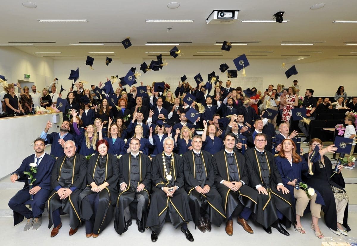 VELIKO SLAVLJE NA SPLITSKOM SVEUČILIŠTU Brojni poznati došli na promociju doktora znanosti. Pogledajte tko je sve bio...