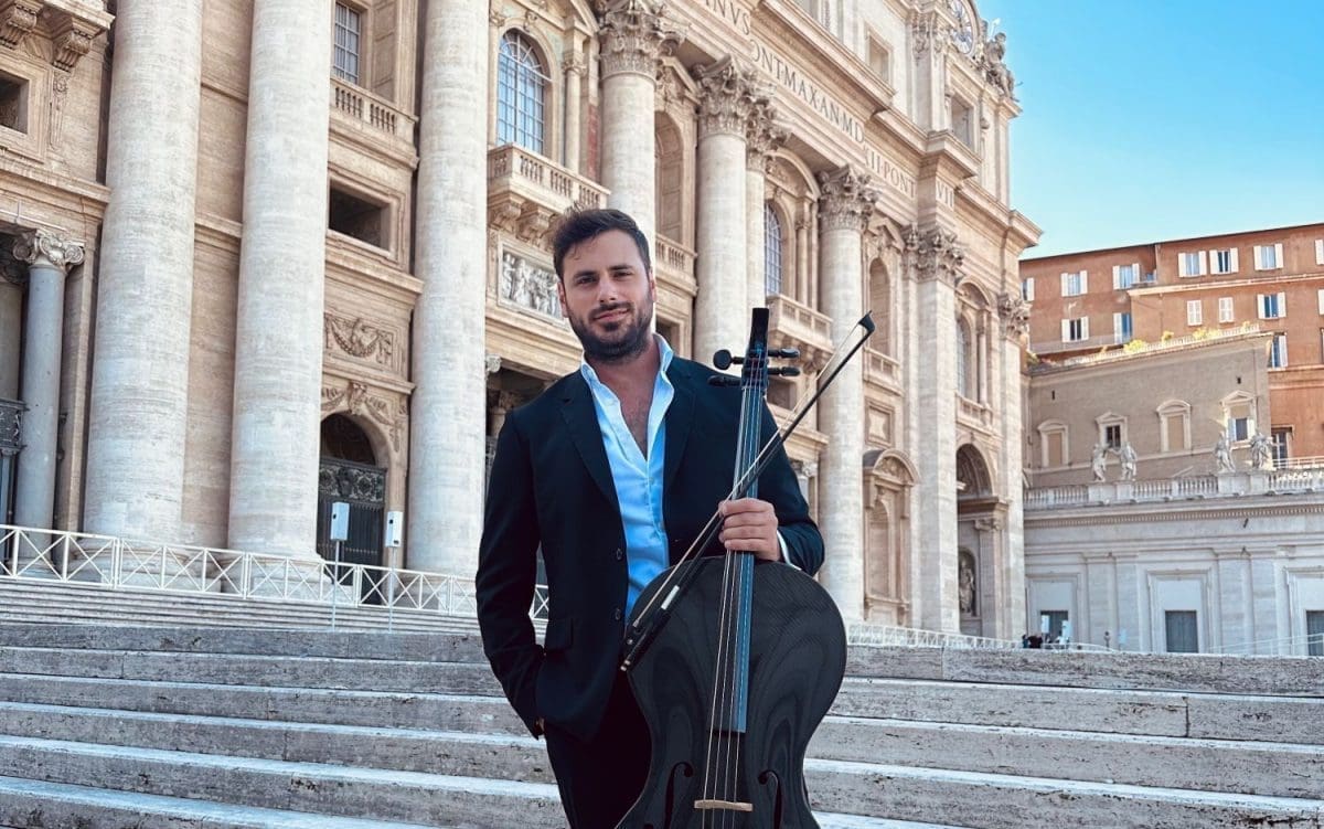 NAŠ ZGODNI VIOLONČELIST NASTUPIO PRED PUNIM TRGOM SVETOG PETRA "Velika mi je čast odazvati se na ovakav poziv"