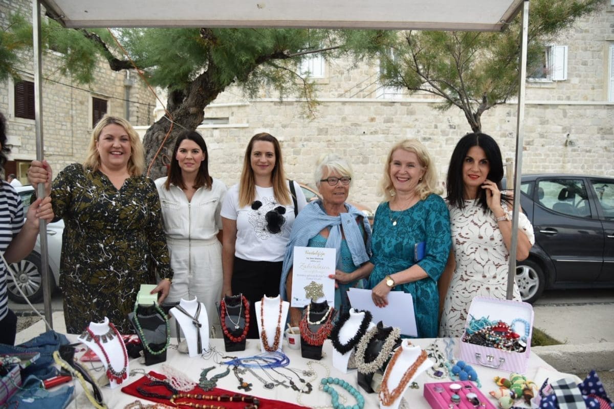 TRAJE JOŠ TRI DANA: U Kaštel Novome otvorena manifestacija Nostalgija, pogledajte kako je bilo sinoć