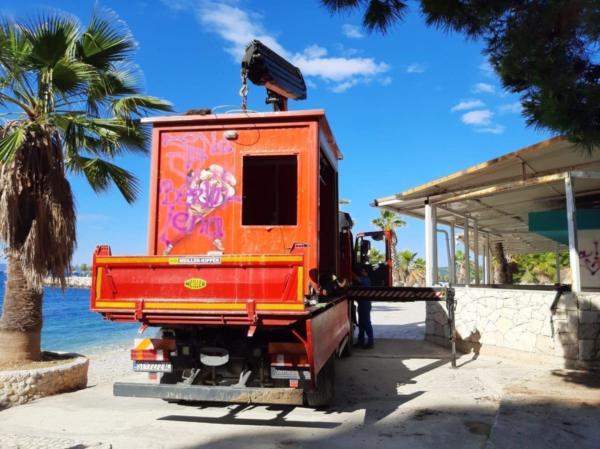 'METLA' RADI SVE U ŠESNAEST Poznata splitska plaža ostala bez još jednog kioska