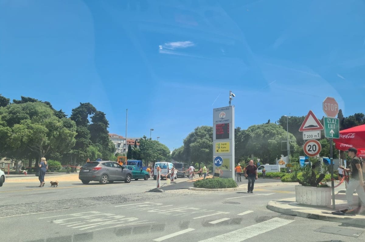 RADOVI U TRAJEKTNOJ LUCI Povremene gužve, ipak najgore je od Sirobuje do hotela Lav